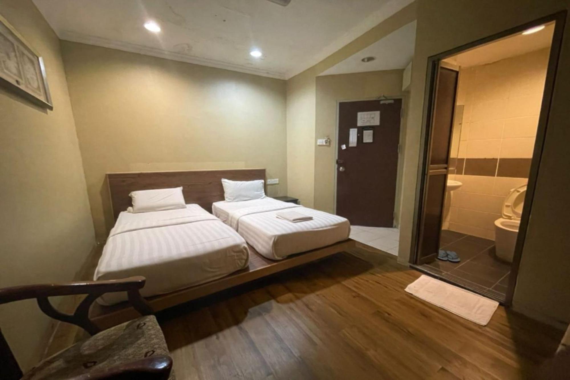 Oyo 90411 Perdana Hotel Лабуан Екстер'єр фото
