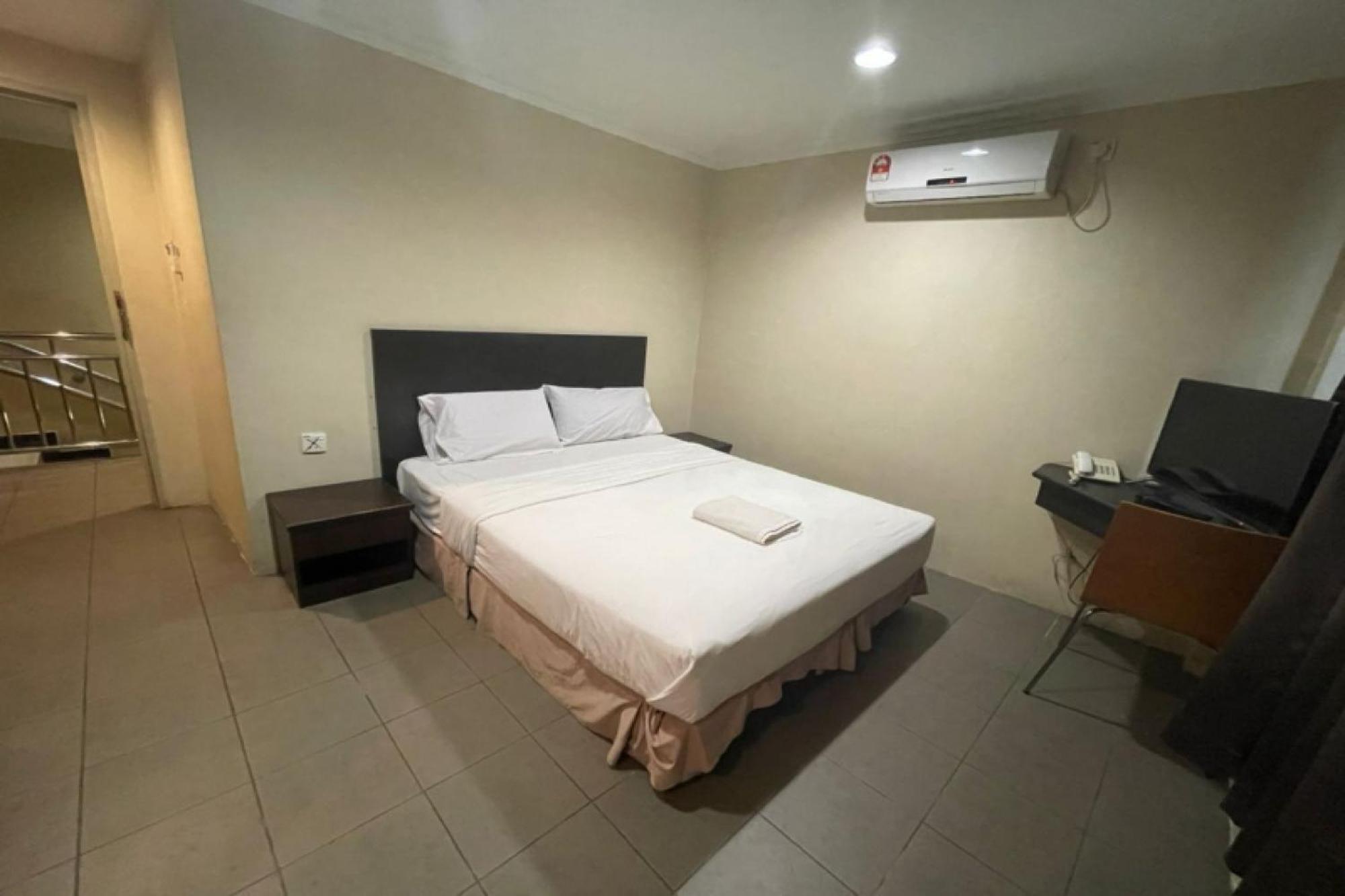 Oyo 90411 Perdana Hotel Лабуан Екстер'єр фото