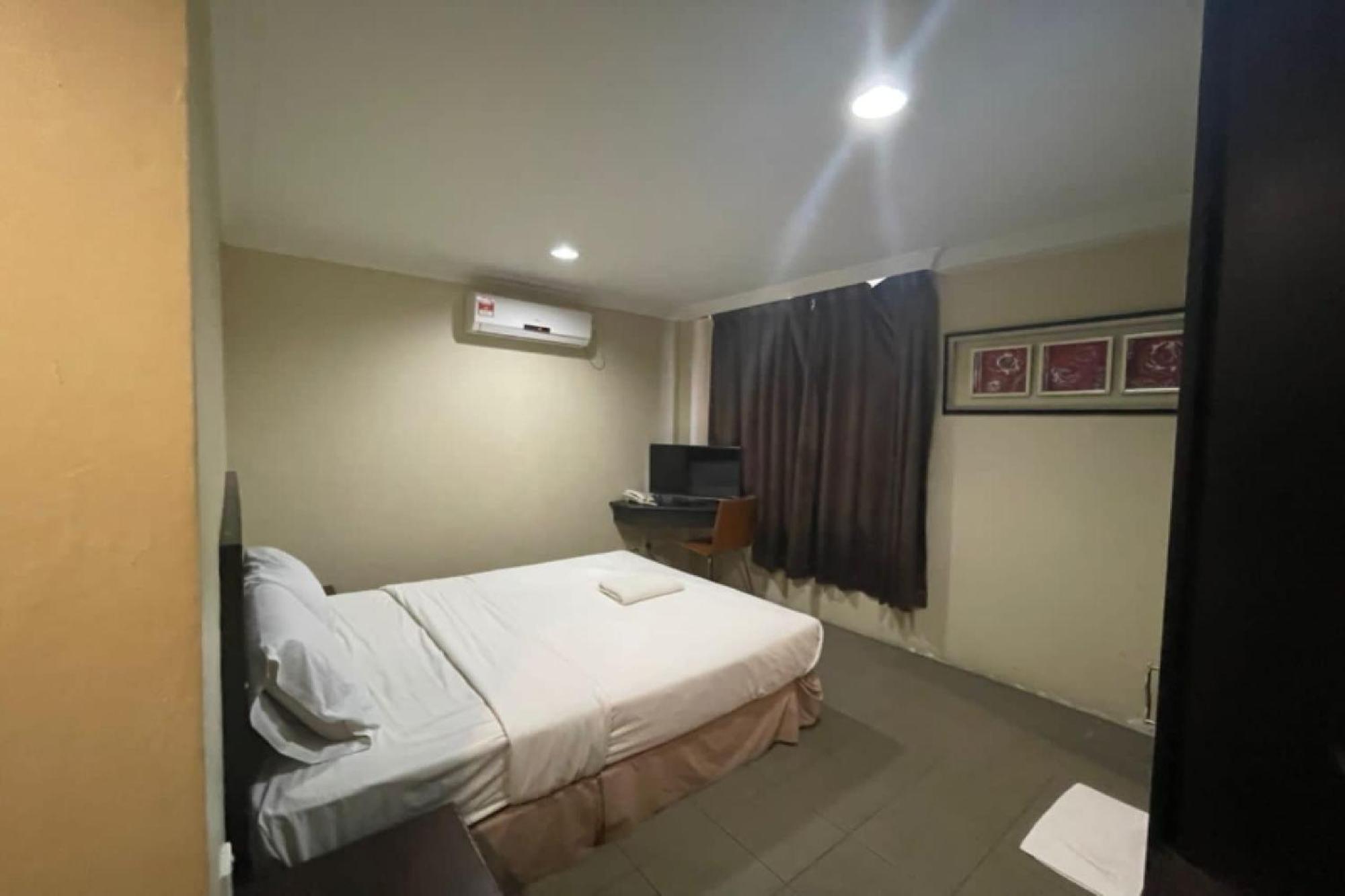 Oyo 90411 Perdana Hotel Лабуан Екстер'єр фото